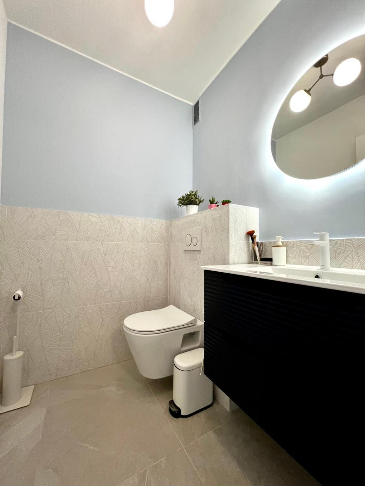 Seafront One Bedroom Apartment With A Terrasse Swimming Pool And A Parking 앙티브 외부 사진