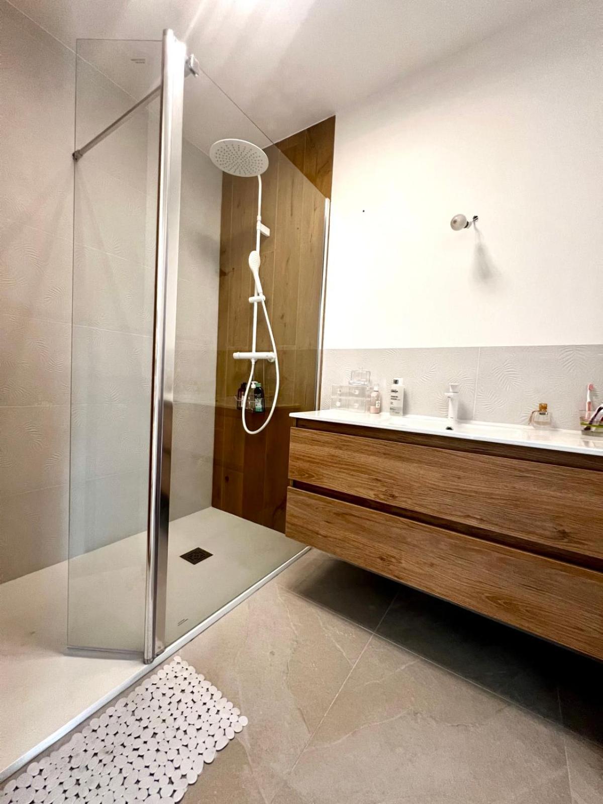 Seafront One Bedroom Apartment With A Terrasse Swimming Pool And A Parking 앙티브 외부 사진